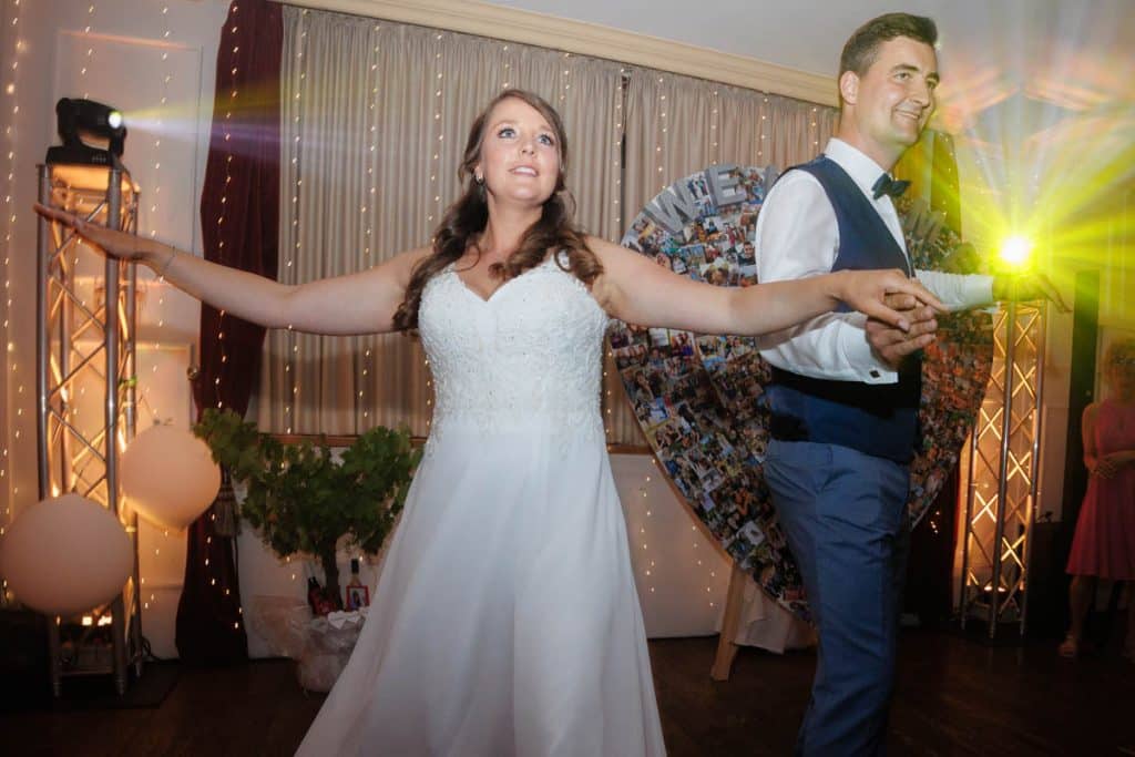 Ausgelassene Hochzeitsfeier von Diana und Hendrik im Hotel Neuhaus in Iserlohn, Sauerland. Vom ersten Tanz über emotionale Reden bis zur Party auf der Tanzfläche: Die lebendige Stimmung und Freude dieses Tages hielt der Hochzeitsfotograf Sauerland in Bildern fest.