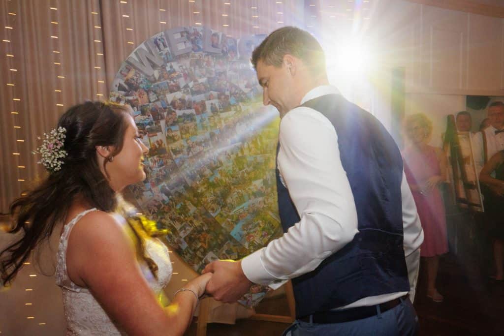 Ausgelassene Hochzeitsfeier von Diana und Hendrik im Hotel Neuhaus in Iserlohn, Sauerland. Vom ersten Tanz über emotionale Reden bis zur Party auf der Tanzfläche: Die lebendige Stimmung und Freude dieses Tages hielt der Hochzeitsfotograf Sauerland in Bildern fest.