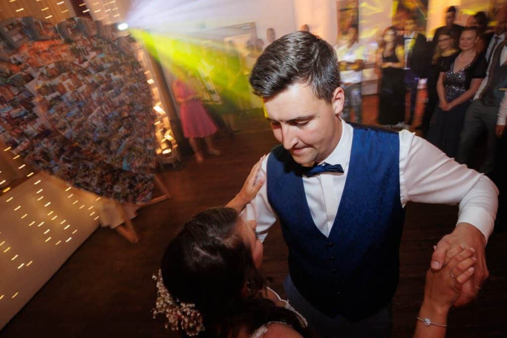 Ausgelassene Hochzeitsfeier von Diana und Hendrik im Hotel Neuhaus in Iserlohn, Sauerland. Vom ersten Tanz über emotionale Reden bis zur Party auf der Tanzfläche: Die lebendige Stimmung und Freude dieses Tages hielt der Hochzeitsfotograf Sauerland in Bildern fest.