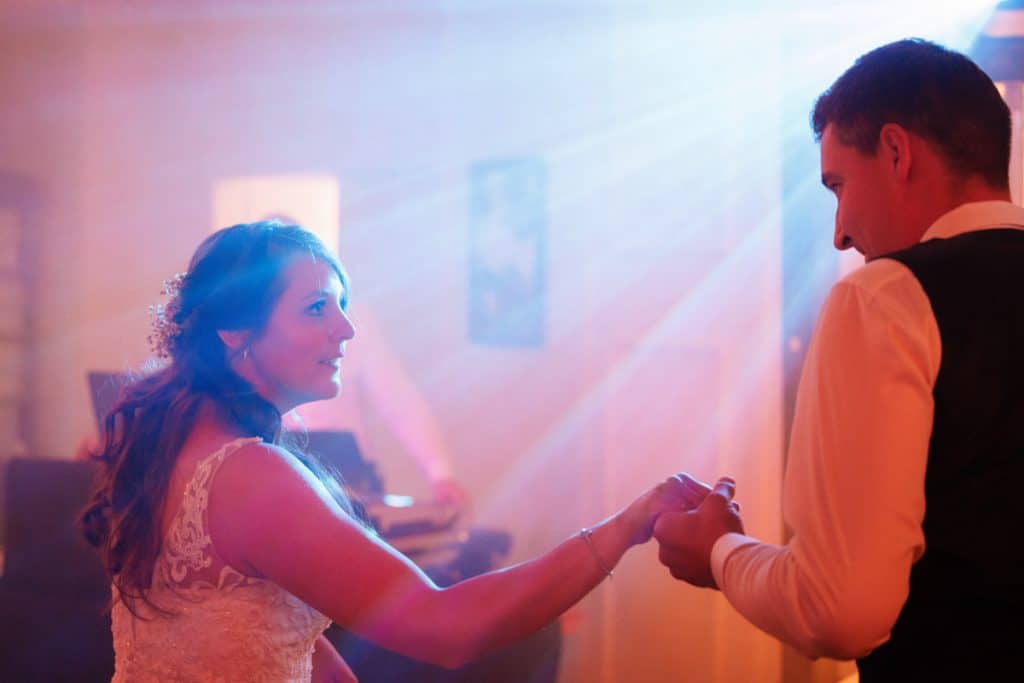 Ausgelassene Hochzeitsfeier von Diana und Hendrik im Hotel Neuhaus in Iserlohn, Sauerland. Vom ersten Tanz über emotionale Reden bis zur Party auf der Tanzfläche: Die lebendige Stimmung und Freude dieses Tages hielt der Hochzeitsfotograf Sauerland in Bildern fest.