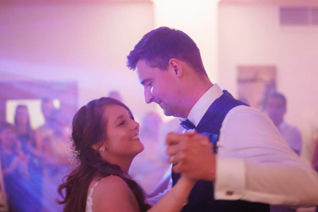 Ausgelassene Hochzeitsfeier von Diana und Hendrik im Hotel Neuhaus in Iserlohn, Sauerland. Vom ersten Tanz über emotionale Reden bis zur Party auf der Tanzfläche: Die lebendige Stimmung und Freude dieses Tages hielt der Hochzeitsfotograf Sauerland in Bildern fest.