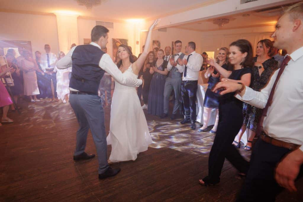 Ausgelassene Hochzeitsfeier von Diana und Hendrik im Hotel Neuhaus in Iserlohn, Sauerland. Vom ersten Tanz über emotionale Reden bis zur Party auf der Tanzfläche: Die lebendige Stimmung und Freude dieses Tages hielt der Hochzeitsfotograf Sauerland in Bildern fest.