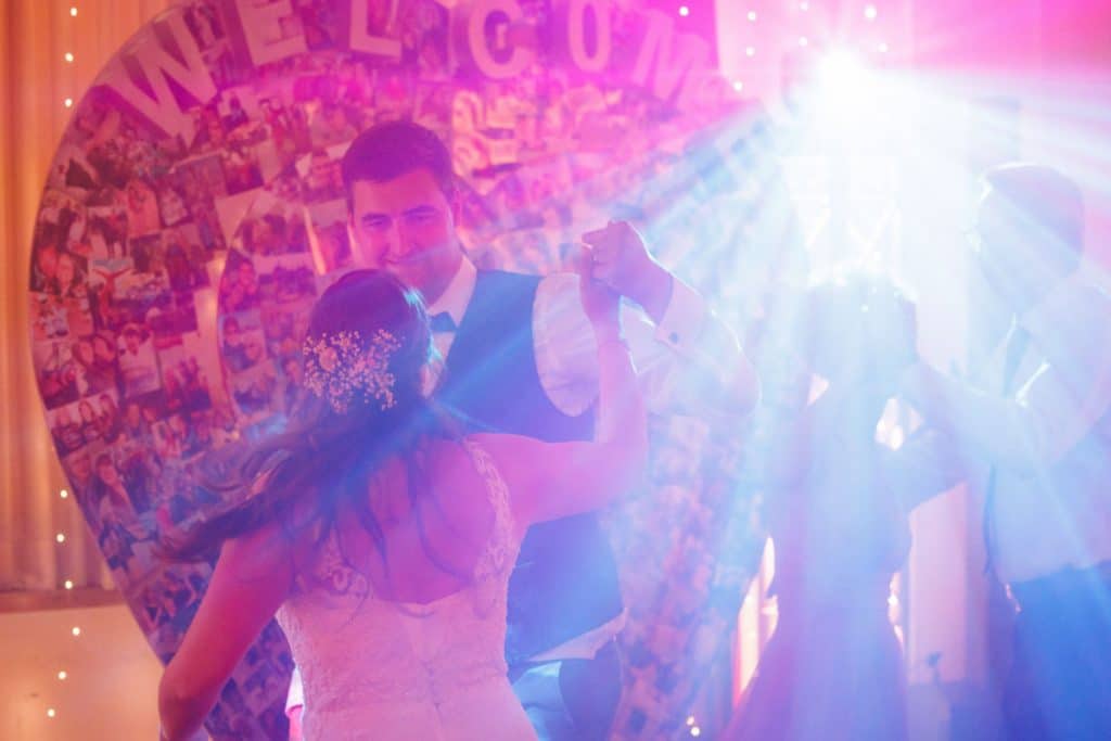 Ausgelassene Hochzeitsfeier von Diana und Hendrik im Hotel Neuhaus in Iserlohn, Sauerland. Vom ersten Tanz über emotionale Reden bis zur Party auf der Tanzfläche: Die lebendige Stimmung und Freude dieses Tages hielt der Hochzeitsfotograf Sauerland in Bildern fest.