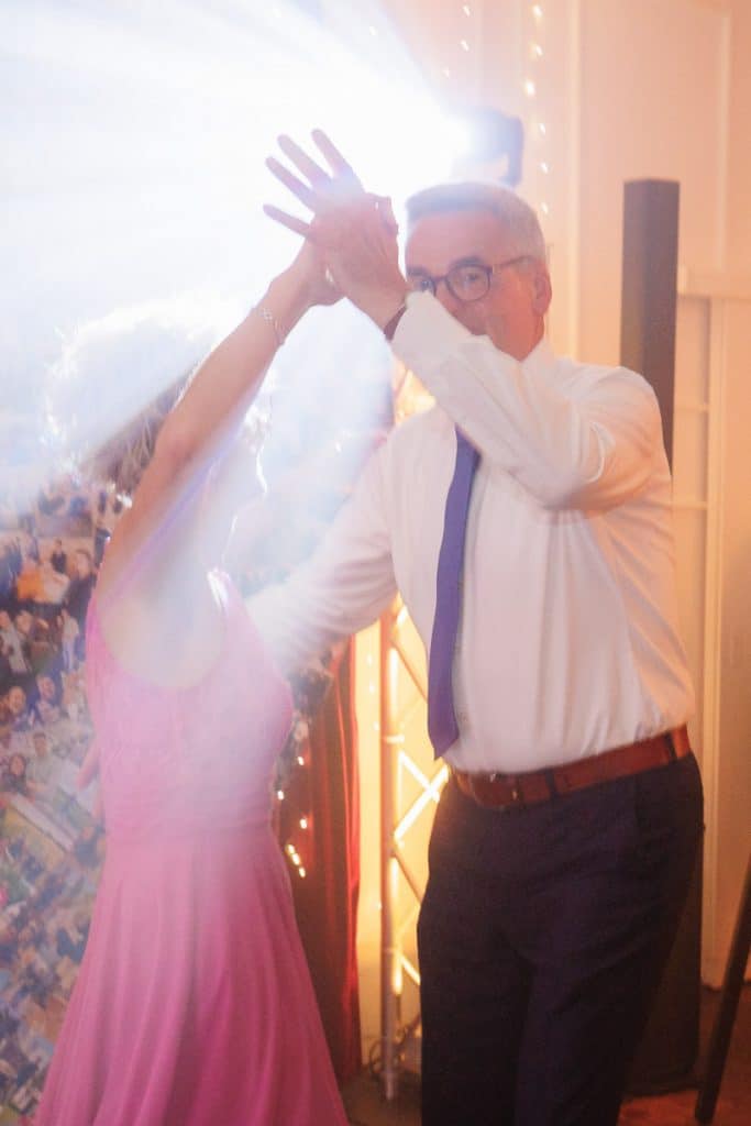 Ausgelassene Hochzeitsfeier von Diana und Hendrik im Hotel Neuhaus in Iserlohn, Sauerland. Vom ersten Tanz über emotionale Reden bis zur Party auf der Tanzfläche: Die lebendige Stimmung und Freude dieses Tages hielt der Hochzeitsfotograf Sauerland in Bildern fest.