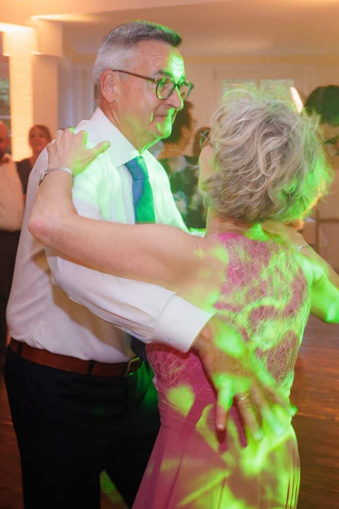 Ausgelassene Hochzeitsfeier von Diana und Hendrik im Hotel Neuhaus in Iserlohn, Sauerland. Vom ersten Tanz über emotionale Reden bis zur Party auf der Tanzfläche: Die lebendige Stimmung und Freude dieses Tages hielt der Hochzeitsfotograf Sauerland in Bildern fest.