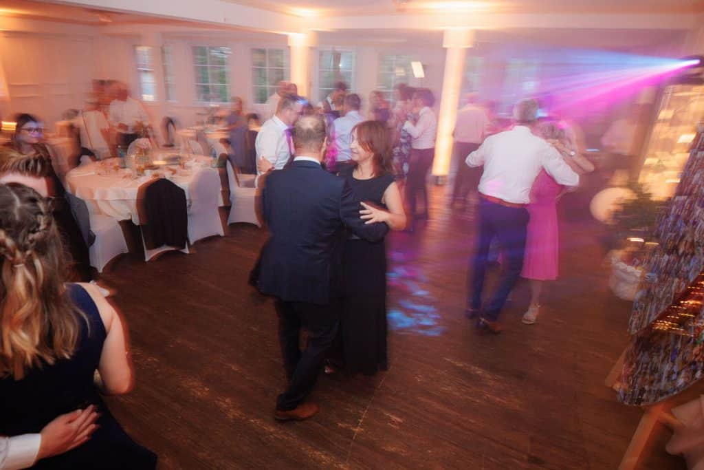 Ausgelassene Hochzeitsfeier von Diana und Hendrik im Hotel Neuhaus in Iserlohn, Sauerland. Vom ersten Tanz über emotionale Reden bis zur Party auf der Tanzfläche: Die lebendige Stimmung und Freude dieses Tages hielt der Hochzeitsfotograf Sauerland in Bildern fest.