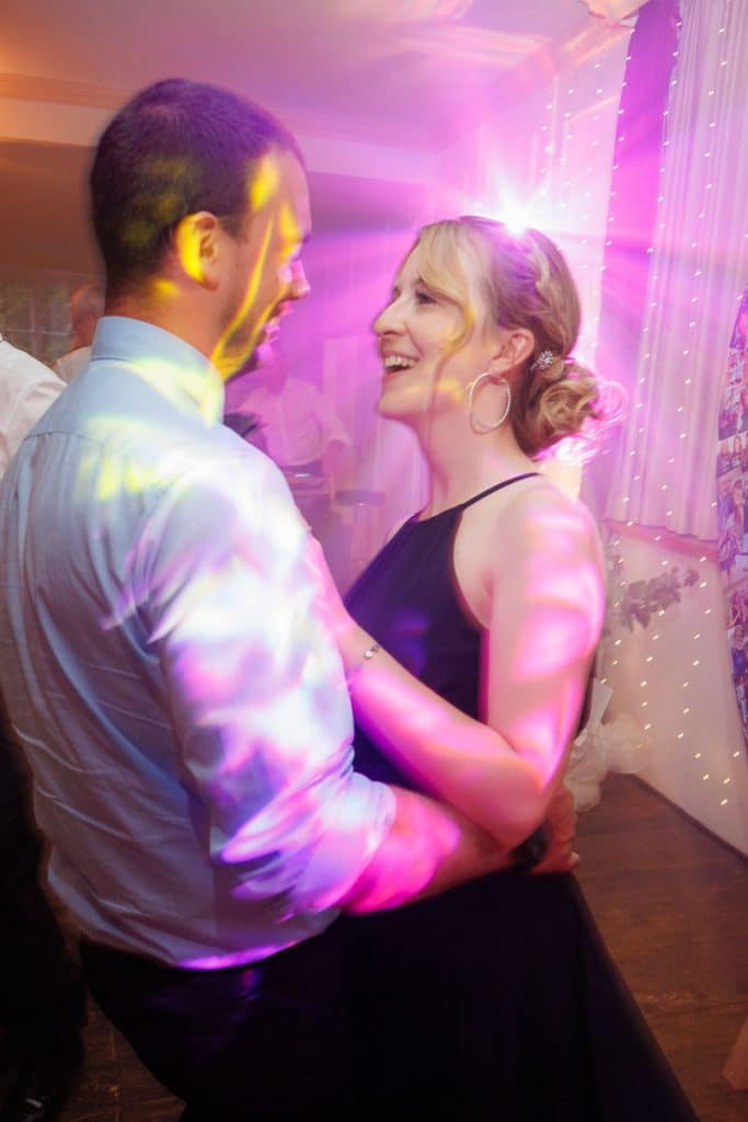 Ausgelassene Hochzeitsfeier von Diana und Hendrik im Hotel Neuhaus in Iserlohn, Sauerland. Vom ersten Tanz über emotionale Reden bis zur Party auf der Tanzfläche: Die lebendige Stimmung und Freude dieses Tages hielt der Hochzeitsfotograf Sauerland in Bildern fest.
