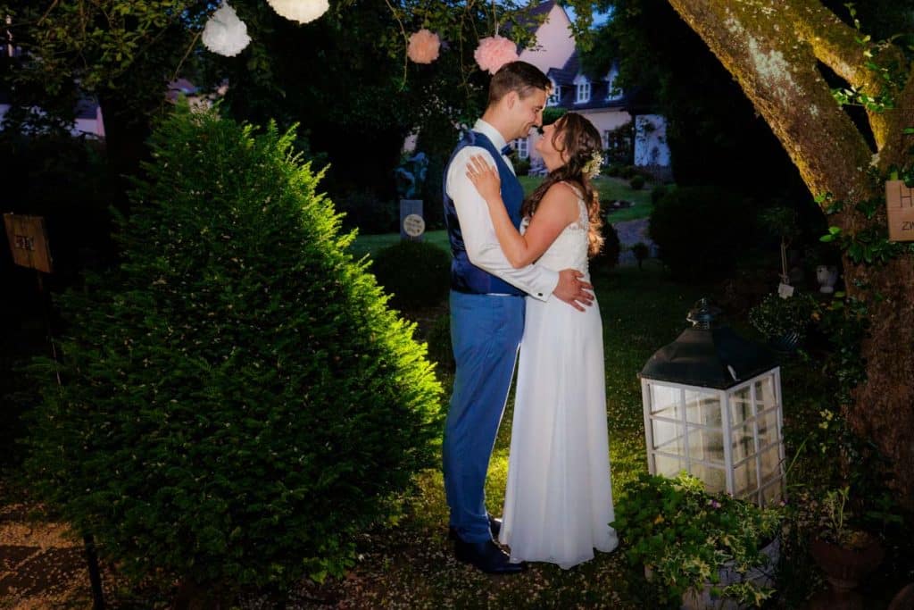 Ausgelassene Hochzeitsfeier von Diana und Hendrik im Hotel Neuhaus in Iserlohn, Sauerland. Vom ersten Tanz über emotionale Reden bis zur Party auf der Tanzfläche: Die lebendige Stimmung und Freude dieses Tages hielt der Hochzeitsfotograf Sauerland in Bildern fest.