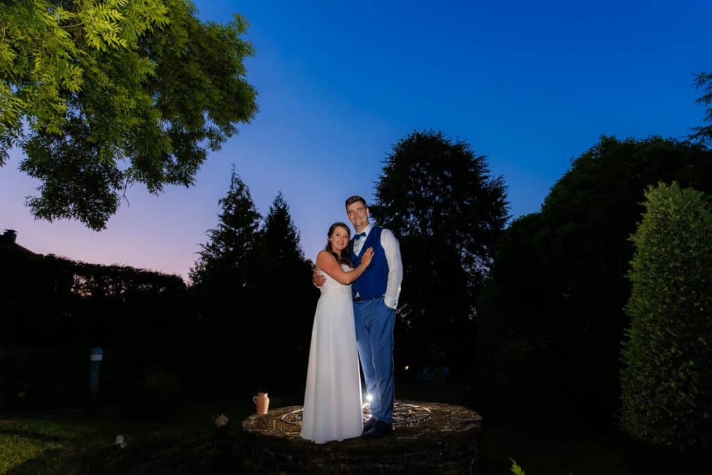 Ausgelassene Hochzeitsfeier von Diana und Hendrik im Hotel Neuhaus in Iserlohn, Sauerland. Vom ersten Tanz über emotionale Reden bis zur Party auf der Tanzfläche: Die lebendige Stimmung und Freude dieses Tages hielt der Hochzeitsfotograf Sauerland in Bildern fest.