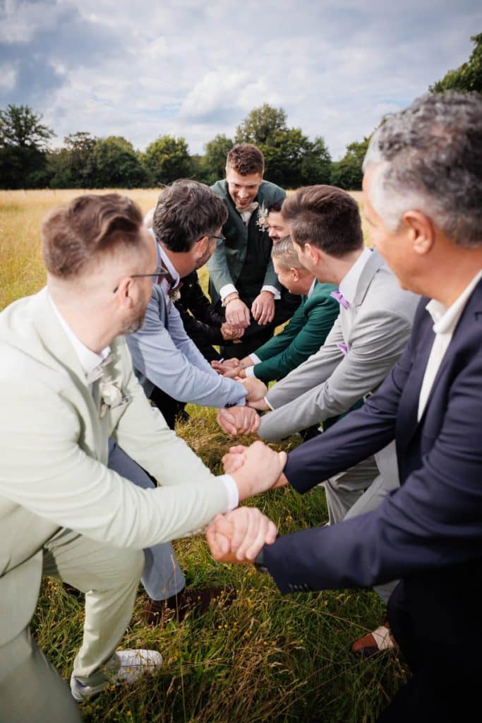 Lebhafte Hochzeitsfeier im Landgut Hochwald in Sonsbeck: Das Brautpaar tanzt ausgelassen mit Familie und Freunden, die Stimmung ist voller Freude und Energie. Die festlich dekorierte Location bietet den perfekten Rahmen für eine unvergessliche Feier, fotografiert vom Hochzeitsfotograf Niederrhein.