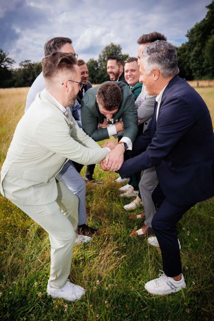 Lebhafte Hochzeitsfeier im Landgut Hochwald in Sonsbeck: Das Brautpaar tanzt ausgelassen mit Familie und Freunden, die Stimmung ist voller Freude und Energie. Die festlich dekorierte Location bietet den perfekten Rahmen für eine unvergessliche Feier, fotografiert vom Hochzeitsfotograf Niederrhein.