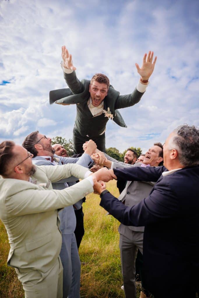 Lebhafte Hochzeitsfeier im Landgut Hochwald in Sonsbeck: Das Brautpaar tanzt ausgelassen mit Familie und Freunden, die Stimmung ist voller Freude und Energie. Die festlich dekorierte Location bietet den perfekten Rahmen für eine unvergessliche Feier, fotografiert vom Hochzeitsfotograf Niederrhein.