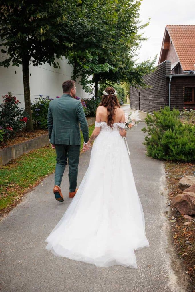 Lebhafte Hochzeitsfeier im Landgut Hochwald in Sonsbeck: Das Brautpaar tanzt ausgelassen mit Familie und Freunden, die Stimmung ist voller Freude und Energie. Die festlich dekorierte Location bietet den perfekten Rahmen für eine unvergessliche Feier, fotografiert vom Hochzeitsfotograf Niederrhein.