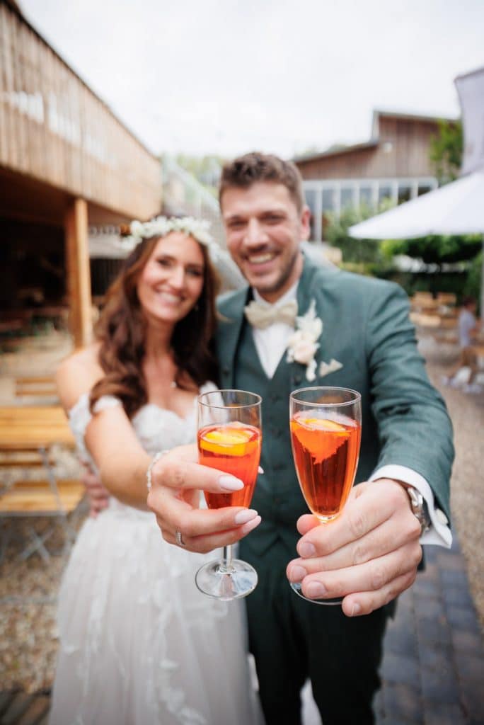 Lebhafte Hochzeitsfeier im Landgut Hochwald in Sonsbeck: Das Brautpaar tanzt ausgelassen mit Familie und Freunden, die Stimmung ist voller Freude und Energie. Die festlich dekorierte Location bietet den perfekten Rahmen für eine unvergessliche Feier, fotografiert vom Hochzeitsfotograf Niederrhein.