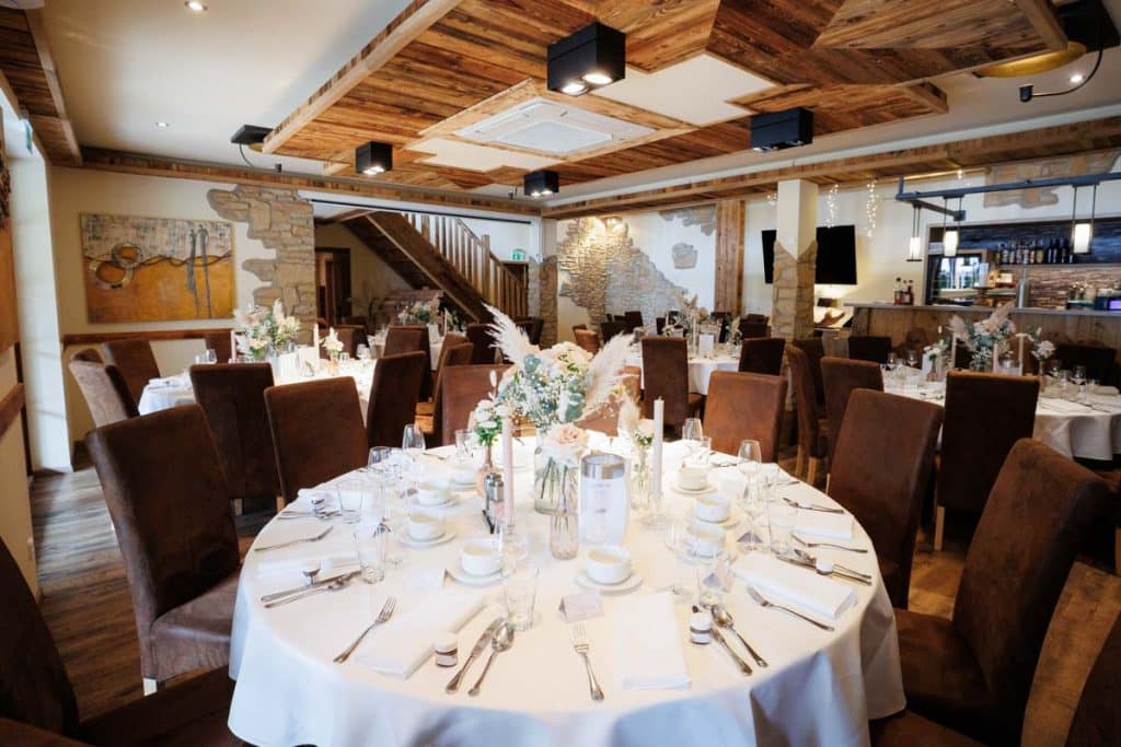 Lebhafte Hochzeitsfeier im Landgut Hochwald in Sonsbeck: Das Brautpaar tanzt ausgelassen mit Familie und Freunden, die Stimmung ist voller Freude und Energie. Die festlich dekorierte Location bietet den perfekten Rahmen für eine unvergessliche Feier, fotografiert vom Hochzeitsfotograf Niederrhein.