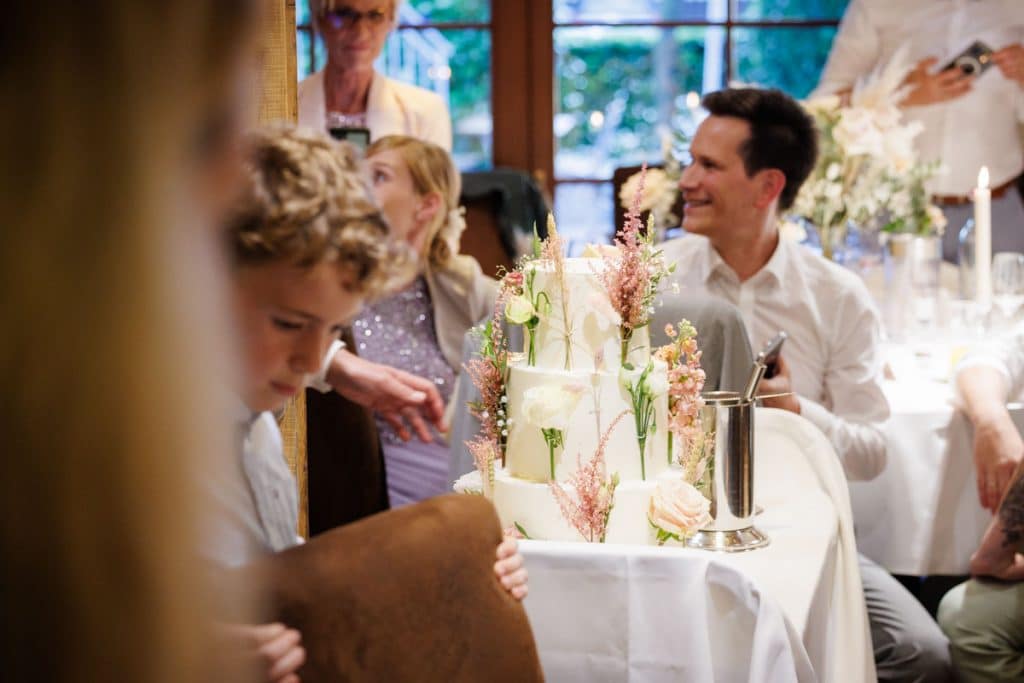 Lebhafte Hochzeitsfeier im Landgut Hochwald in Sonsbeck: Das Brautpaar tanzt ausgelassen mit Familie und Freunden, die Stimmung ist voller Freude und Energie. Die festlich dekorierte Location bietet den perfekten Rahmen für eine unvergessliche Feier, fotografiert vom Hochzeitsfotograf Niederrhein.