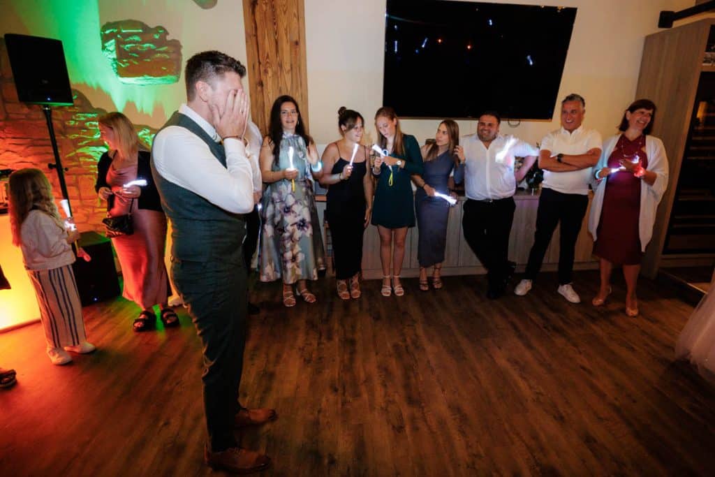 Lebhafte Hochzeitsfeier im Landgut Hochwald in Sonsbeck: Das Brautpaar tanzt ausgelassen mit Familie und Freunden, die Stimmung ist voller Freude und Energie. Die festlich dekorierte Location bietet den perfekten Rahmen für eine unvergessliche Feier, fotografiert vom Hochzeitsfotograf Niederrhein.