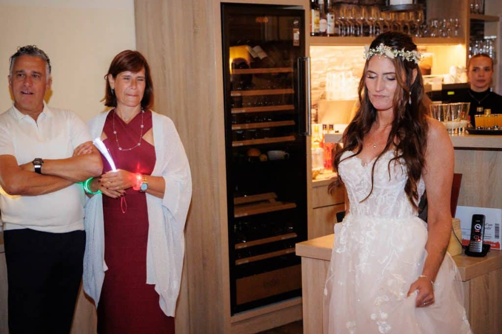 Lebhafte Hochzeitsfeier im Landgut Hochwald in Sonsbeck: Das Brautpaar tanzt ausgelassen mit Familie und Freunden, die Stimmung ist voller Freude und Energie. Die festlich dekorierte Location bietet den perfekten Rahmen für eine unvergessliche Feier, fotografiert vom Hochzeitsfotograf Niederrhein.