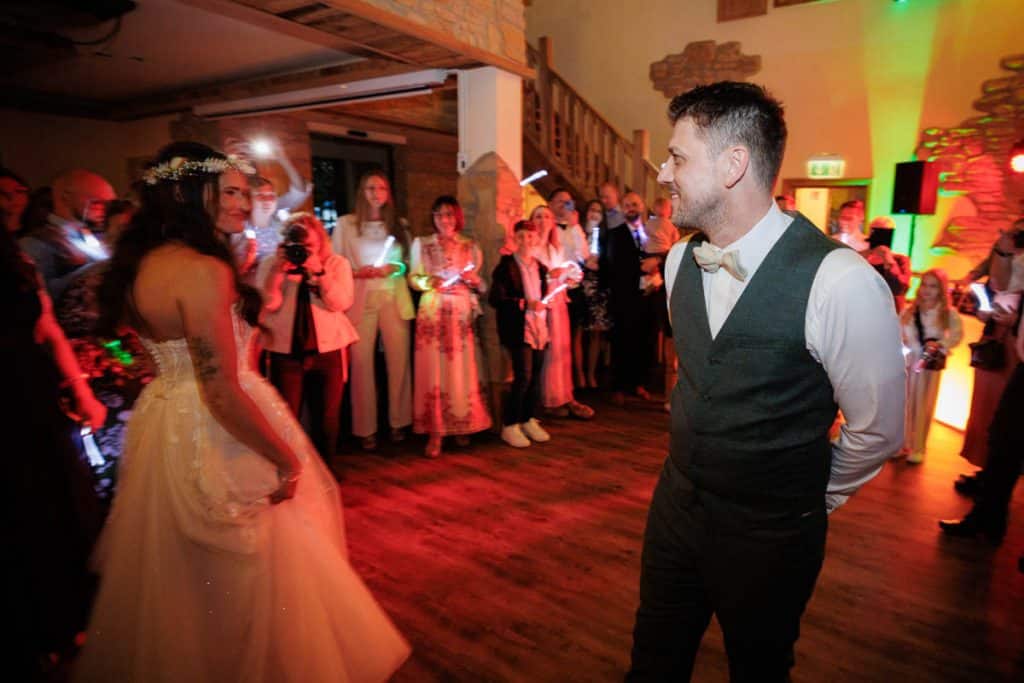 Lebhafte Hochzeitsfeier im Landgut Hochwald in Sonsbeck: Das Brautpaar tanzt ausgelassen mit Familie und Freunden, die Stimmung ist voller Freude und Energie. Die festlich dekorierte Location bietet den perfekten Rahmen für eine unvergessliche Feier, fotografiert vom Hochzeitsfotograf Niederrhein.