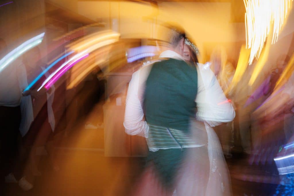 Lebhafte Hochzeitsfeier im Landgut Hochwald in Sonsbeck: Das Brautpaar tanzt ausgelassen mit Familie und Freunden, die Stimmung ist voller Freude und Energie. Die festlich dekorierte Location bietet den perfekten Rahmen für eine unvergessliche Feier, fotografiert vom Hochzeitsfotograf Niederrhein.