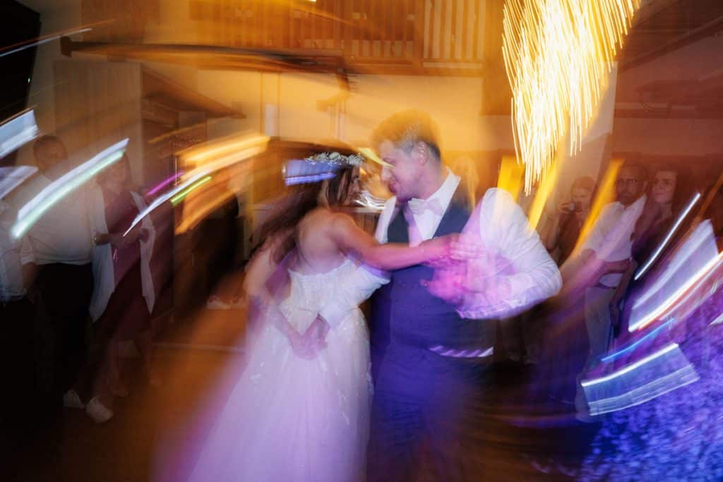 Lebhafte Hochzeitsfeier im Landgut Hochwald in Sonsbeck: Das Brautpaar tanzt ausgelassen mit Familie und Freunden, die Stimmung ist voller Freude und Energie. Die festlich dekorierte Location bietet den perfekten Rahmen für eine unvergessliche Feier, fotografiert vom Hochzeitsfotograf Niederrhein.