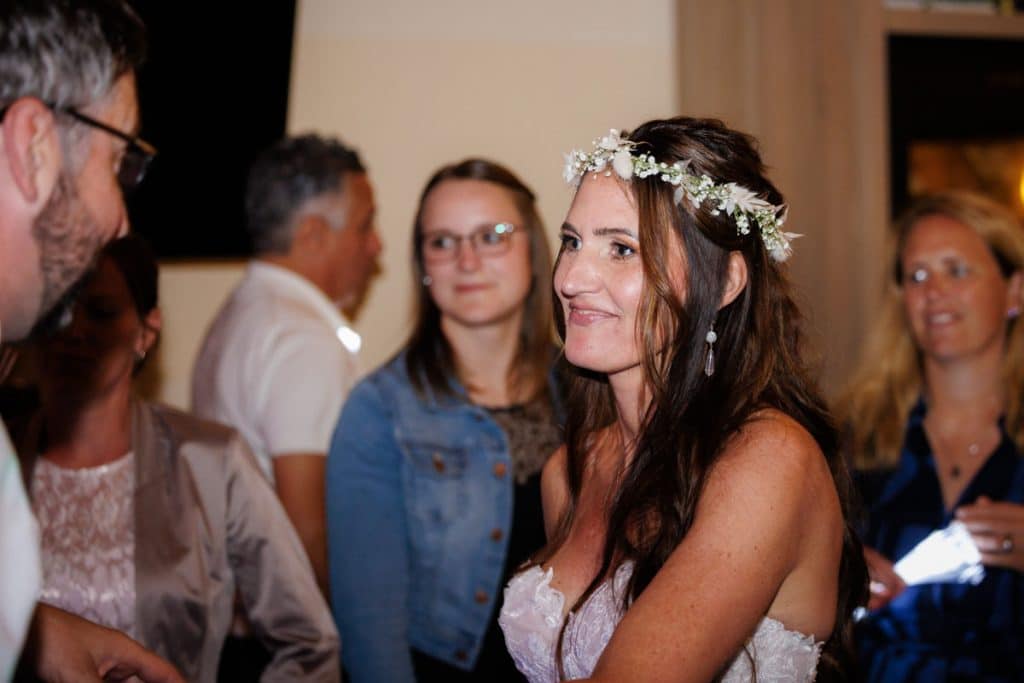 Lebhafte Hochzeitsfeier im Landgut Hochwald in Sonsbeck: Das Brautpaar tanzt ausgelassen mit Familie und Freunden, die Stimmung ist voller Freude und Energie. Die festlich dekorierte Location bietet den perfekten Rahmen für eine unvergessliche Feier, fotografiert vom Hochzeitsfotograf Niederrhein.