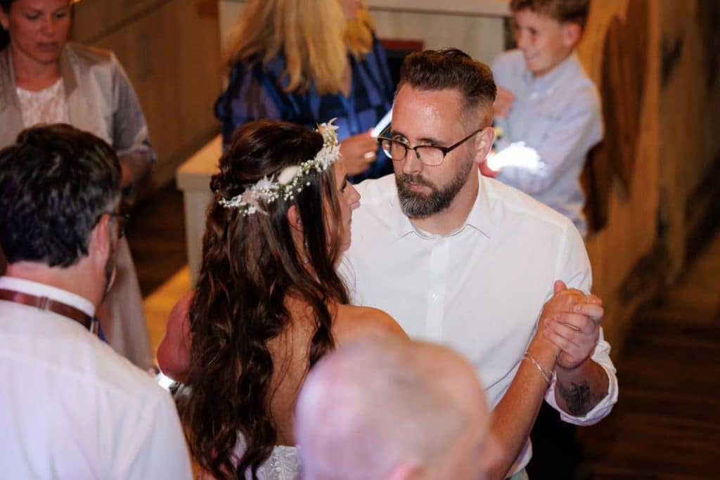 Lebhafte Hochzeitsfeier im Landgut Hochwald in Sonsbeck: Das Brautpaar tanzt ausgelassen mit Familie und Freunden, die Stimmung ist voller Freude und Energie. Die festlich dekorierte Location bietet den perfekten Rahmen für eine unvergessliche Feier, fotografiert vom Hochzeitsfotograf Niederrhein.