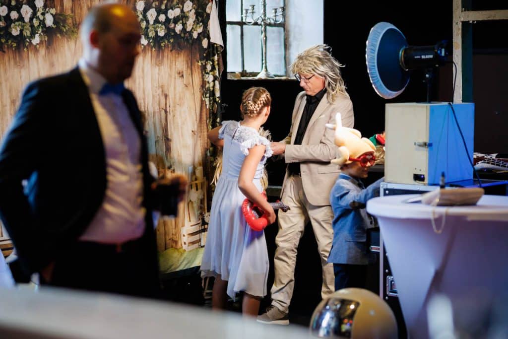Ausgelassene Hochzeitsfeier im Resonanzwerk Oberhausen: Das Brautpaar eröffnet den Tanz, Gäste feiern ausgelassen auf der Tanzfläche und genießen das festliche Ambiente. Lebendige Reportagebilder voller Emotionen, aufgenommen vom Hochzeitsfotograf Duisburg.