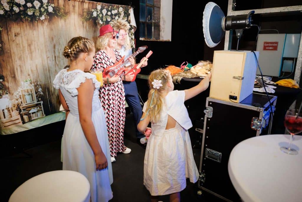 Ausgelassene Hochzeitsfeier im Resonanzwerk Oberhausen: Das Brautpaar eröffnet den Tanz, Gäste feiern ausgelassen auf der Tanzfläche und genießen das festliche Ambiente. Lebendige Reportagebilder voller Emotionen, aufgenommen vom Hochzeitsfotograf Duisburg.
