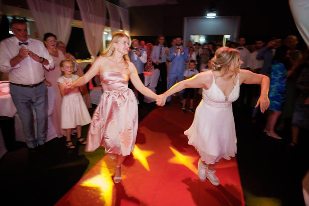 Ausgelassene Hochzeitsfeier im Resonanzwerk Oberhausen: Das Brautpaar eröffnet den Tanz, Gäste feiern ausgelassen auf der Tanzfläche und genießen das festliche Ambiente. Lebendige Reportagebilder voller Emotionen, aufgenommen vom Hochzeitsfotograf Duisburg.