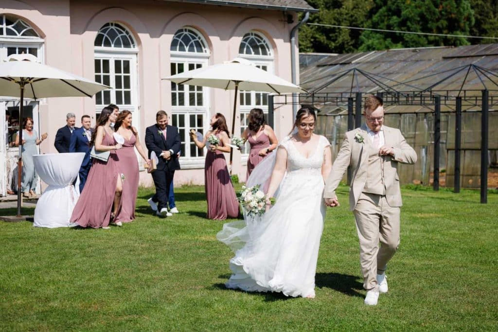 Feierliche Momente nach der Trauung im Schloss Diersfordt in Wesel: Gäste gratulieren dem Brautpaar herzlich, es entstehen weitere Gruppenfotos und beim Sektempfang wird mit Sekt angestoßen. Der Anschnitt der Hochzeitstorte sorgte für zusätzliche emotionale Bilder. Authentisch festgehalten vom Hochzeitsfotograf Wesel.