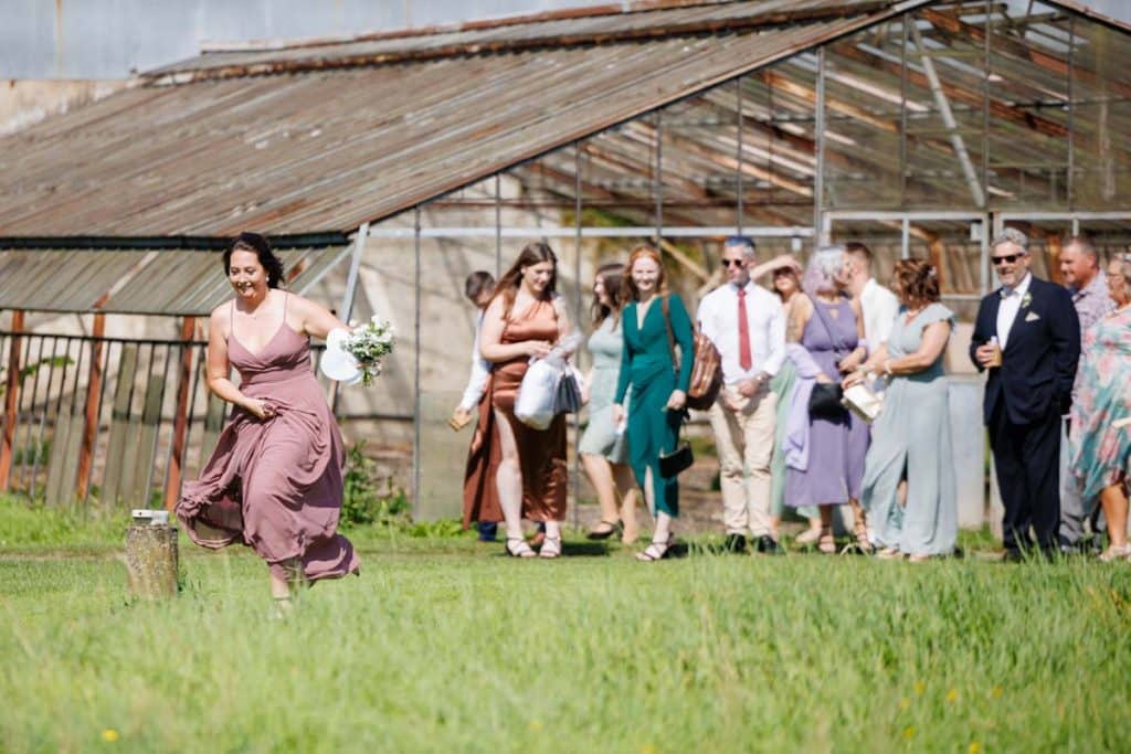 Feierliche Momente nach der Trauung im Schloss Diersfordt in Wesel: Gäste gratulieren dem Brautpaar herzlich, es entstehen weitere Gruppenfotos und beim Sektempfang wird mit Sekt angestoßen. Der Anschnitt der Hochzeitstorte sorgte für zusätzliche emotionale Bilder. Authentisch festgehalten vom Hochzeitsfotograf Wesel.