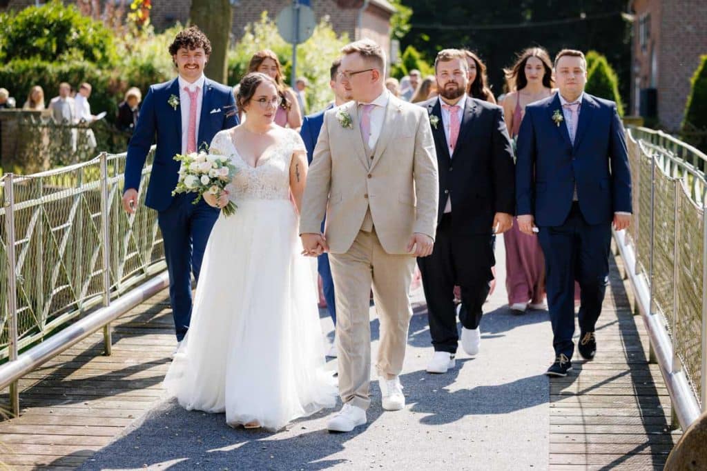 Feierliche Momente nach der Trauung im Schloss Diersfordt in Wesel: Gäste gratulieren dem Brautpaar herzlich, es entstehen weitere Gruppenfotos und beim Sektempfang wird mit Sekt angestoßen. Der Anschnitt der Hochzeitstorte sorgte für zusätzliche emotionale Bilder. Authentisch festgehalten vom Hochzeitsfotograf Wesel.