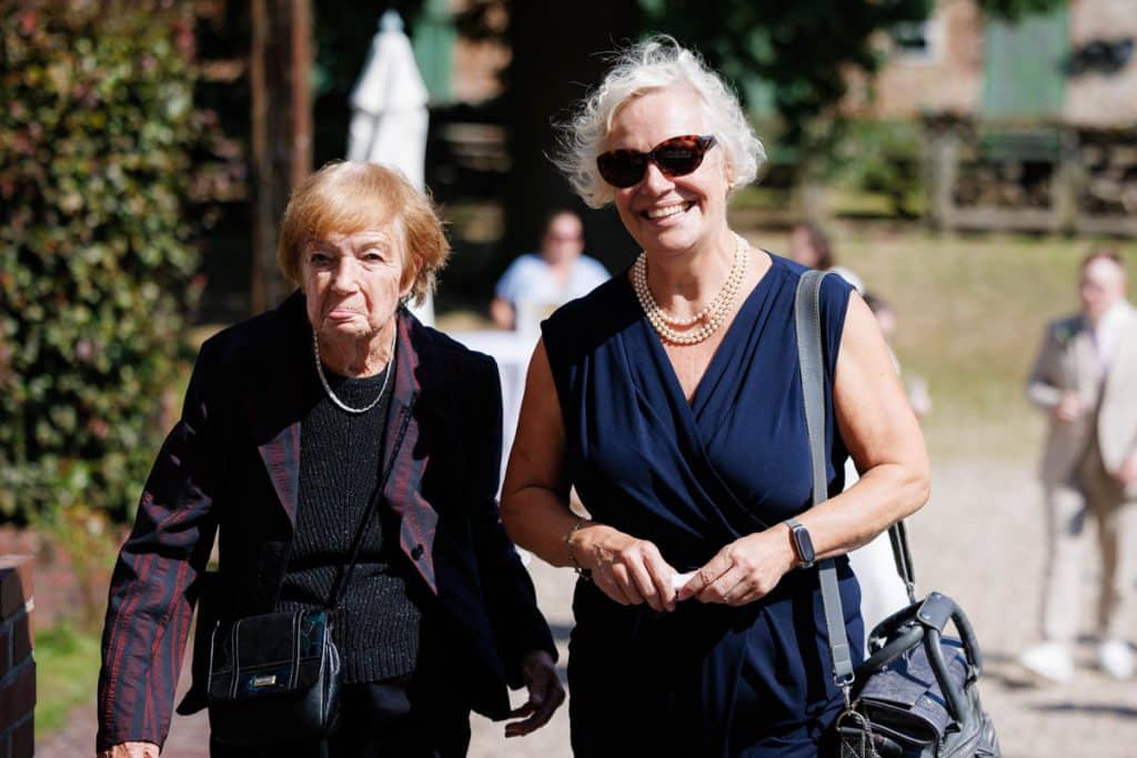 Feierliche Momente nach der Trauung im Schloss Diersfordt in Wesel: Gäste gratulieren dem Brautpaar herzlich, es entstehen weitere Gruppenfotos und beim Sektempfang wird mit Sekt angestoßen. Der Anschnitt der Hochzeitstorte sorgte für zusätzliche emotionale Bilder. Authentisch festgehalten vom Hochzeitsfotograf Wesel.