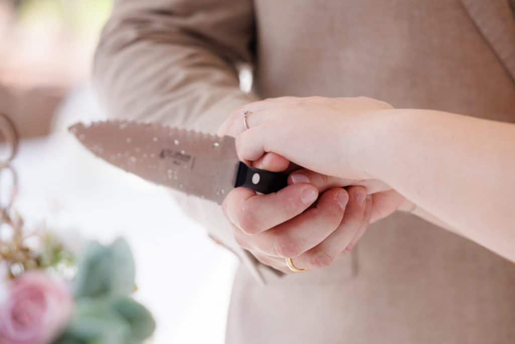 Feierliche Momente nach der Trauung im Schloss Diersfordt in Wesel: Gäste gratulieren dem Brautpaar herzlich, es entstehen weitere Gruppenfotos und beim Sektempfang wird mit Sekt angestoßen. Der Anschnitt der Hochzeitstorte sorgte für zusätzliche emotionale Bilder. Authentisch festgehalten vom Hochzeitsfotograf Wesel.