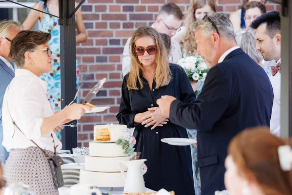 Feierliche Momente nach der Trauung im Schloss Diersfordt in Wesel: Gäste gratulieren dem Brautpaar herzlich, es entstehen weitere Gruppenfotos und beim Sektempfang wird mit Sekt angestoßen. Der Anschnitt der Hochzeitstorte sorgte für zusätzliche emotionale Bilder. Authentisch festgehalten vom Hochzeitsfotograf Wesel.