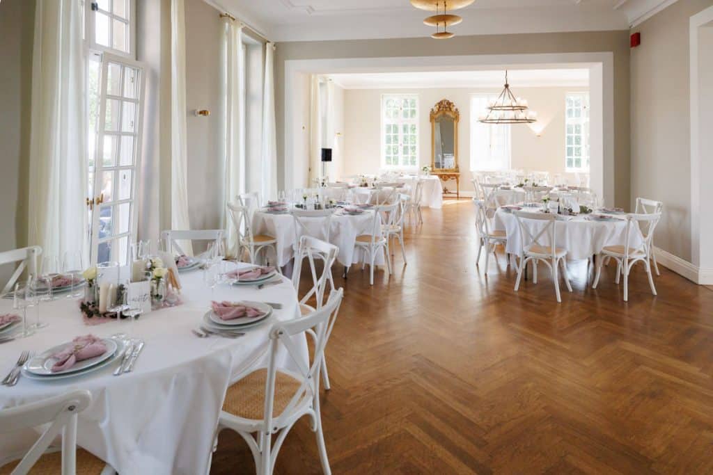 Feierliche Momente nach der Trauung im Schloss Diersfordt in Wesel: Gäste gratulieren dem Brautpaar herzlich, es entstehen weitere Gruppenfotos und beim Sektempfang wird mit Sekt angestoßen. Der Anschnitt der Hochzeitstorte sorgte für zusätzliche emotionale Bilder. Authentisch festgehalten vom Hochzeitsfotograf Wesel.