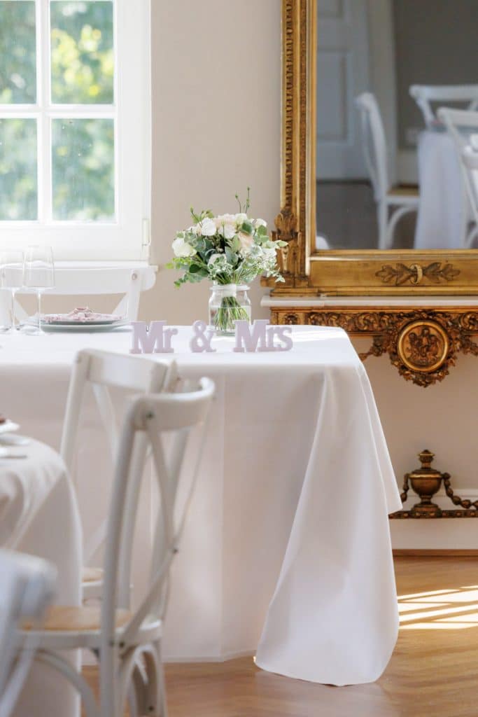 Feierliche Momente nach der Trauung im Schloss Diersfordt in Wesel: Gäste gratulieren dem Brautpaar herzlich, es entstehen weitere Gruppenfotos und beim Sektempfang wird mit Sekt angestoßen. Der Anschnitt der Hochzeitstorte sorgte für zusätzliche emotionale Bilder. Authentisch festgehalten vom Hochzeitsfotograf Wesel.