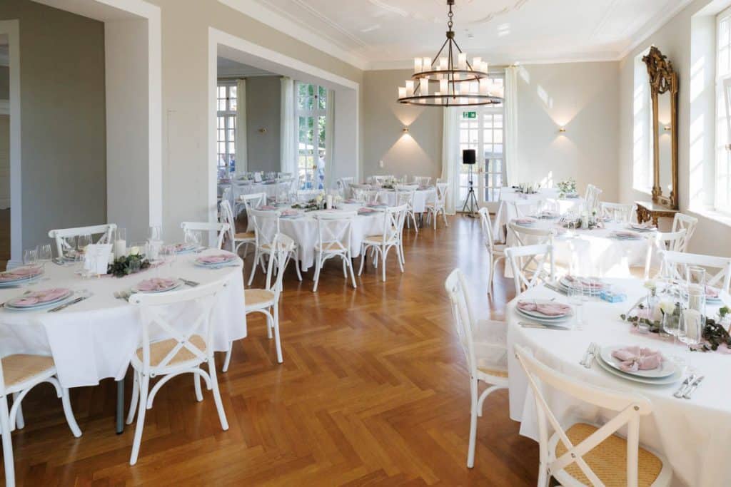 Feierliche Momente nach der Trauung im Schloss Diersfordt in Wesel: Gäste gratulieren dem Brautpaar herzlich, es entstehen weitere Gruppenfotos und beim Sektempfang wird mit Sekt angestoßen. Der Anschnitt der Hochzeitstorte sorgte für zusätzliche emotionale Bilder. Authentisch festgehalten vom Hochzeitsfotograf Wesel.