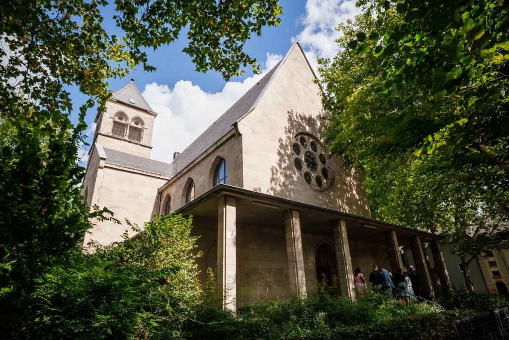 Emotionale kirchliche Trauung in Duisburg: Das Brautpaar gibt sich vor Familie und Freunden das Ja-Wort. Die festlich geschmückte Kirche, die bewegende Zeremonie und die vielen Details sorgen für unvergessliche Momente. Authentische Reportagefotos vom Hochzeitsfotograf Duisburg