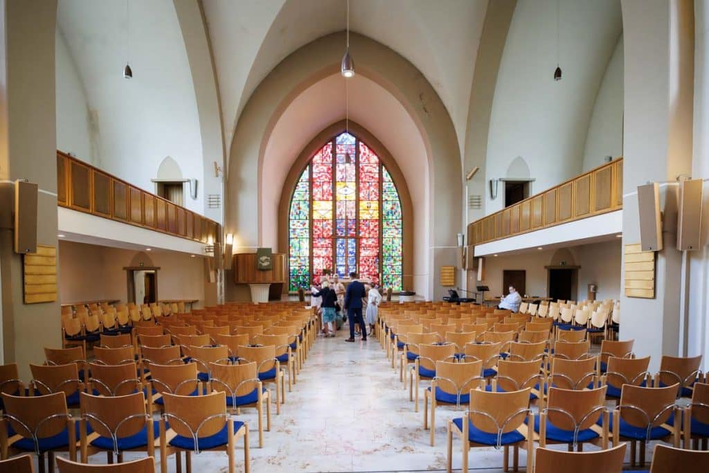 Emotionale kirchliche Trauung in Duisburg: Das Brautpaar gibt sich vor Familie und Freunden das Ja-Wort. Die festlich geschmückte Kirche, die bewegende Zeremonie und die vielen Details sorgen für unvergessliche Momente. Authentische Reportagefotos vom Hochzeitsfotograf Duisburg
