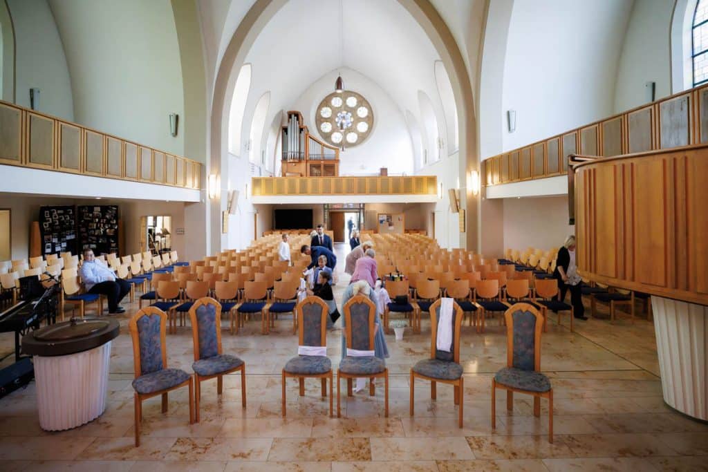 Emotionale kirchliche Trauung in Duisburg: Das Brautpaar gibt sich vor Familie und Freunden das Ja-Wort. Die festlich geschmückte Kirche, die bewegende Zeremonie und die vielen Details sorgen für unvergessliche Momente. Authentische Reportagefotos vom Hochzeitsfotograf Duisburg