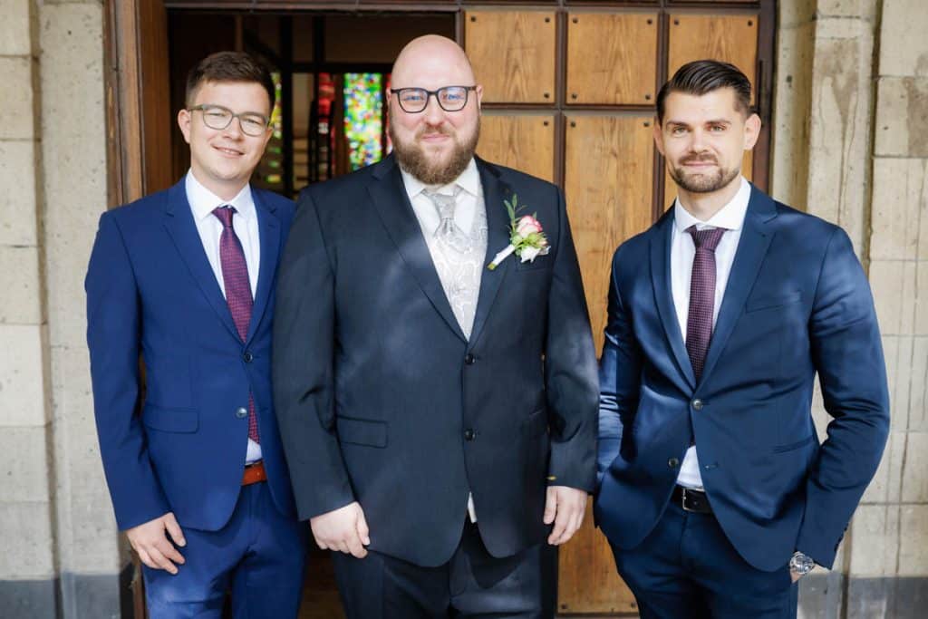 Emotionale kirchliche Trauung in Duisburg: Das Brautpaar gibt sich vor Familie und Freunden das Ja-Wort. Die festlich geschmückte Kirche, die bewegende Zeremonie und die vielen Details sorgen für unvergessliche Momente. Authentische Reportagefotos vom Hochzeitsfotograf Duisburg