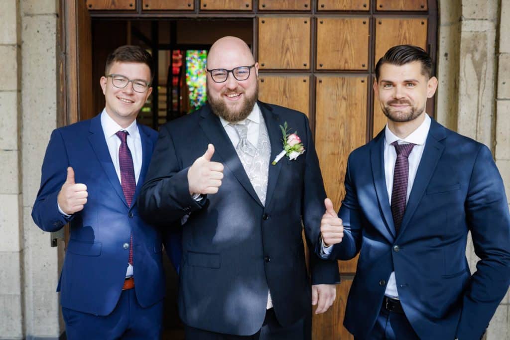 Emotionale kirchliche Trauung in Duisburg: Das Brautpaar gibt sich vor Familie und Freunden das Ja-Wort. Die festlich geschmückte Kirche, die bewegende Zeremonie und die vielen Details sorgen für unvergessliche Momente. Authentische Reportagefotos vom Hochzeitsfotograf Duisburg