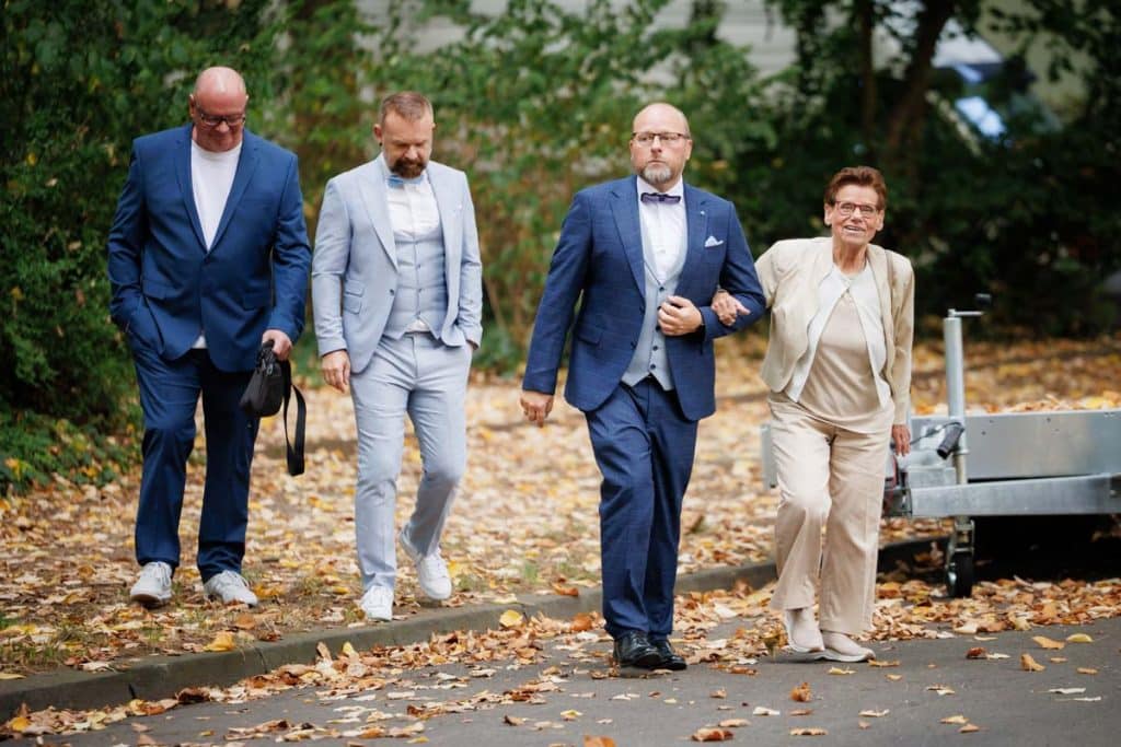 Emotionale kirchliche Trauung in Duisburg: Das Brautpaar gibt sich vor Familie und Freunden das Ja-Wort. Die festlich geschmückte Kirche, die bewegende Zeremonie und die vielen Details sorgen für unvergessliche Momente. Authentische Reportagefotos vom Hochzeitsfotograf Duisburg