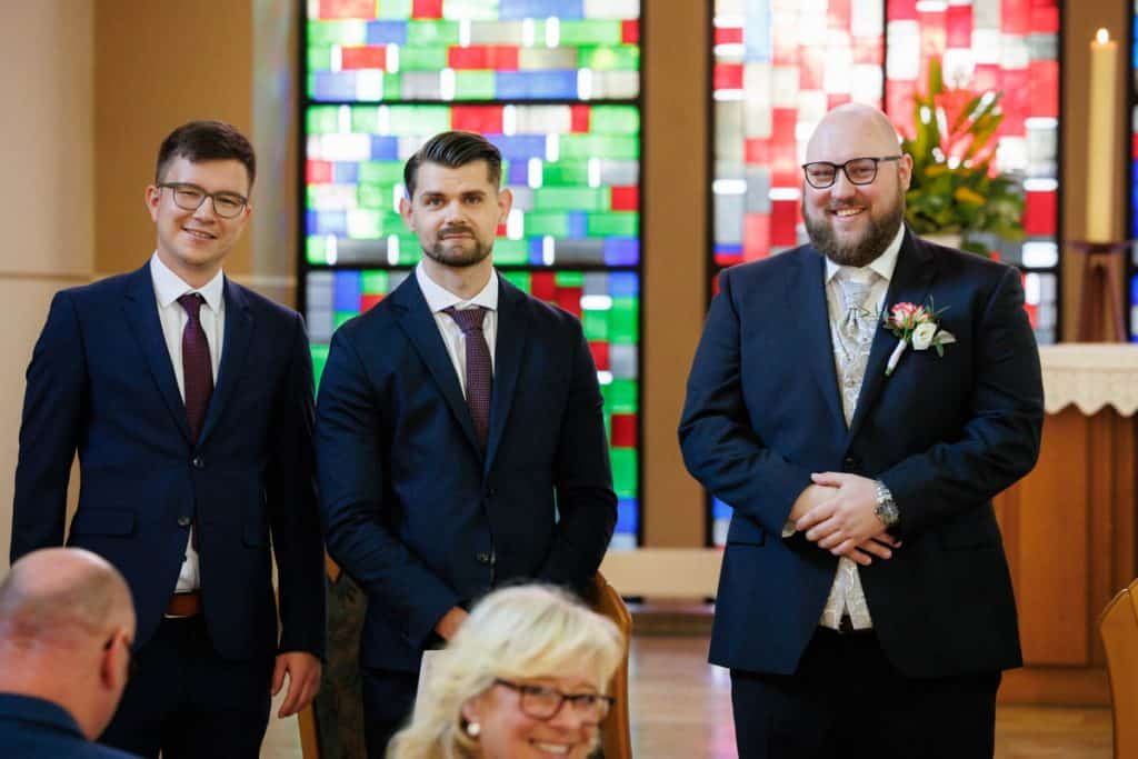 Emotionale kirchliche Trauung in Duisburg: Das Brautpaar gibt sich vor Familie und Freunden das Ja-Wort. Die festlich geschmückte Kirche, die bewegende Zeremonie und die vielen Details sorgen für unvergessliche Momente. Authentische Reportagefotos vom Hochzeitsfotograf Duisburg