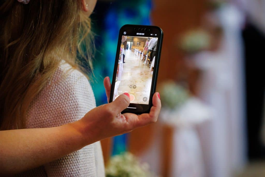 Emotionale kirchliche Trauung in Duisburg: Das Brautpaar gibt sich vor Familie und Freunden das Ja-Wort. Die festlich geschmückte Kirche, die bewegende Zeremonie und die vielen Details sorgen für unvergessliche Momente. Authentische Reportagefotos vom Hochzeitsfotograf Duisburg