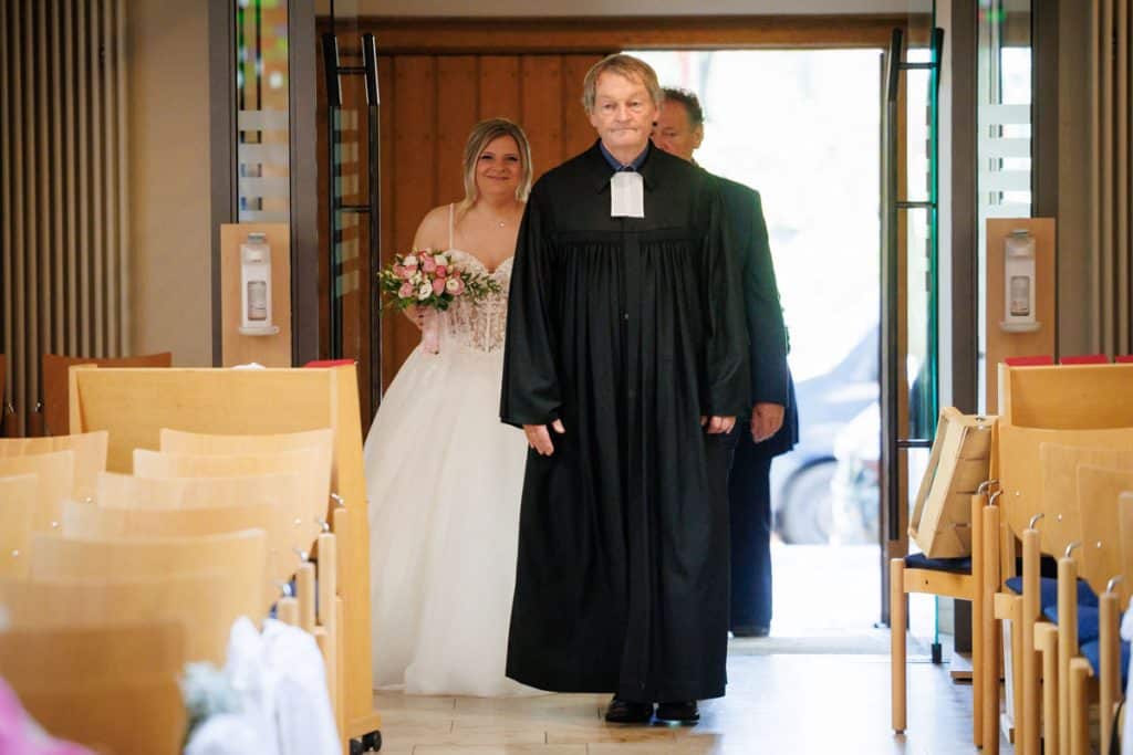 Emotionale kirchliche Trauung in Duisburg: Das Brautpaar gibt sich vor Familie und Freunden das Ja-Wort. Die festlich geschmückte Kirche, die bewegende Zeremonie und die vielen Details sorgen für unvergessliche Momente. Authentische Reportagefotos vom Hochzeitsfotograf Duisburg