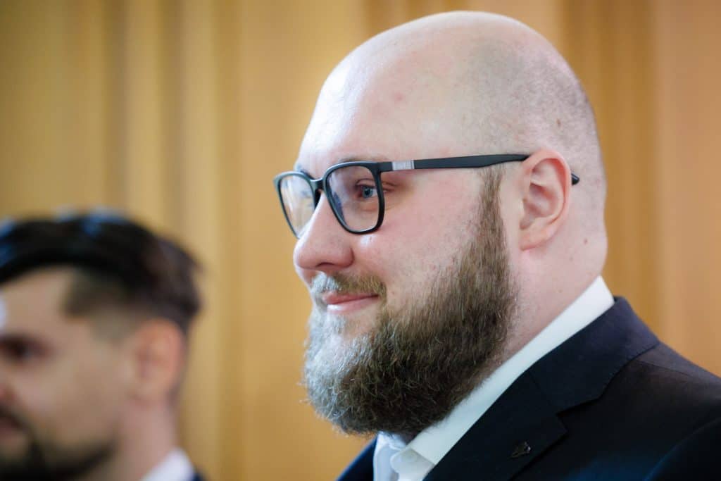 Emotionale kirchliche Trauung in Duisburg: Das Brautpaar gibt sich vor Familie und Freunden das Ja-Wort. Die festlich geschmückte Kirche, die bewegende Zeremonie und die vielen Details sorgen für unvergessliche Momente. Authentische Reportagefotos vom Hochzeitsfotograf Duisburg
