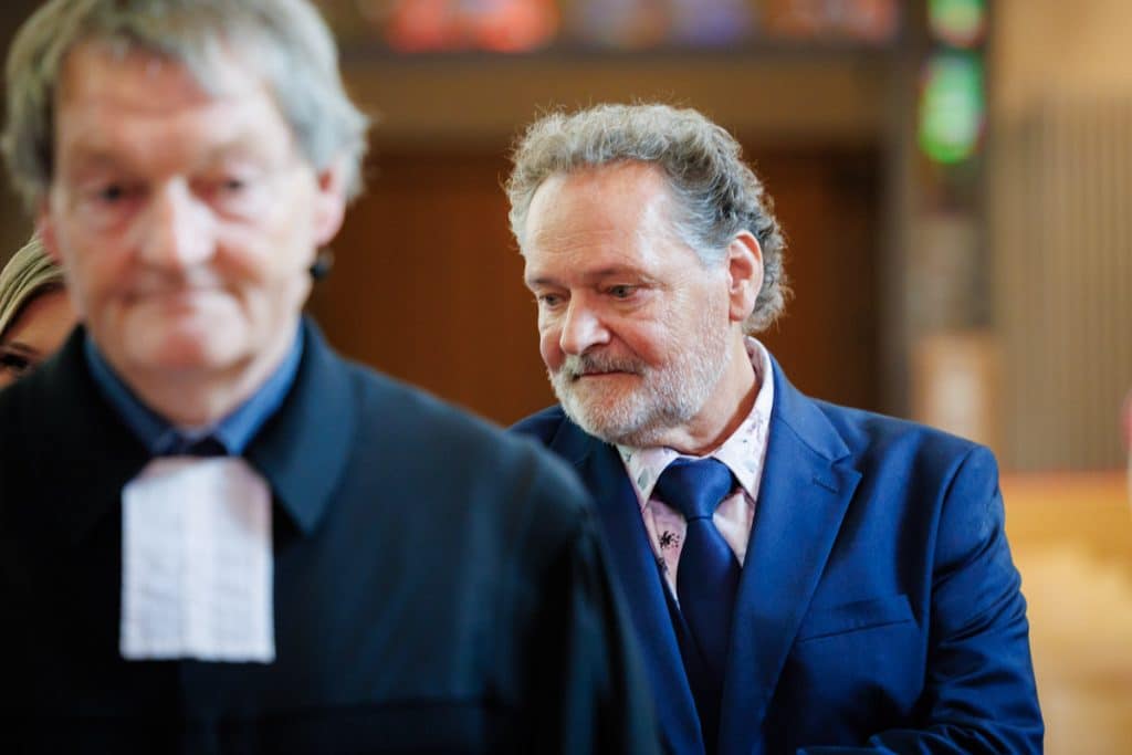 Emotionale kirchliche Trauung in Duisburg: Das Brautpaar gibt sich vor Familie und Freunden das Ja-Wort. Die festlich geschmückte Kirche, die bewegende Zeremonie und die vielen Details sorgen für unvergessliche Momente. Authentische Reportagefotos vom Hochzeitsfotograf Duisburg